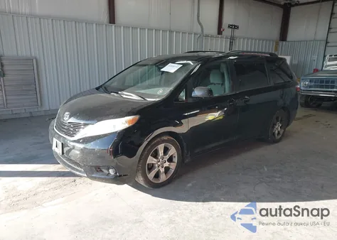 2015 Toyota Sienna Le 8 Passenger z USA, uszkodzony, nr VIN 5TDKK3DC6FS634685